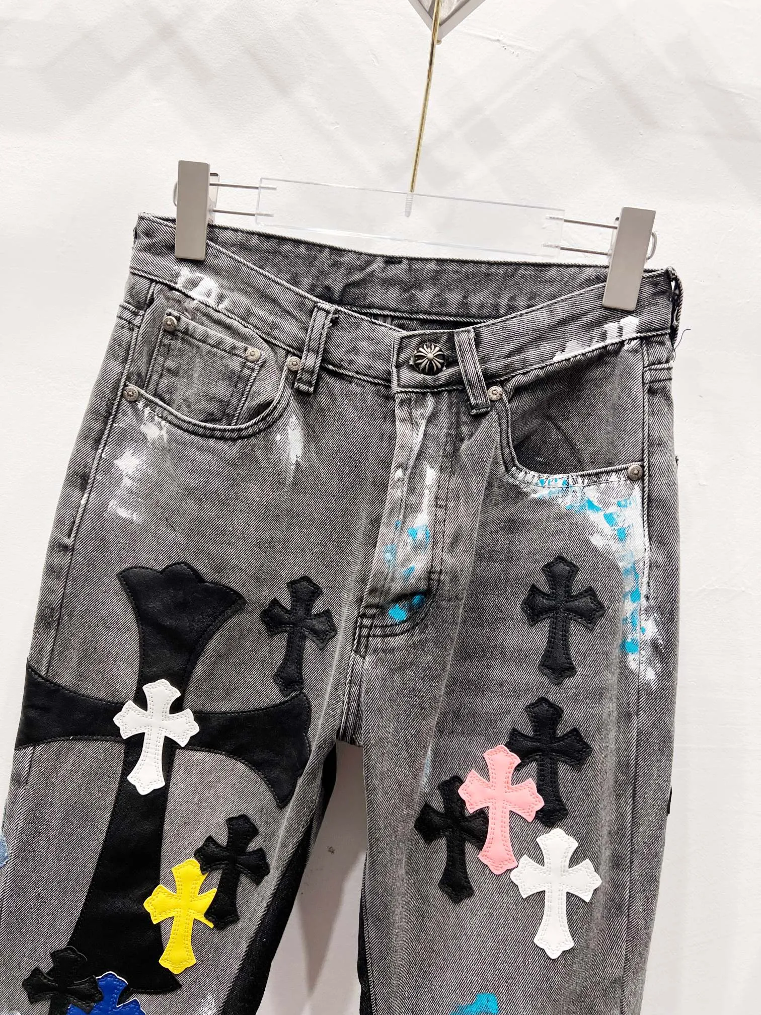 P360 Style No.: (r046) GALLERY DEPT. & Croixin co-branded 2025 new Cow King patchwork hand-painted colorful cross patchwork leather couple style bootcut jeans 🔥High version🔥High version🔥 Top ceiling quality Styles with different washed textures are very friendly to people with thin legs and thick legs. The bootcut version perfectly modifies the leg shape The timeless and moderate length makes it easy to match and match. It is the basis for various styles and is a must-have in your wardrobe! The fabric is stiff but also makes the upper body soft without losing texture. The washing process is even more perfect. It is a must-have item for everyone! ! ! Washed wheat, tag, trouser label, three labels complete Color: washed black Size: 28, 30, 32, 34, 36 (five sizes)